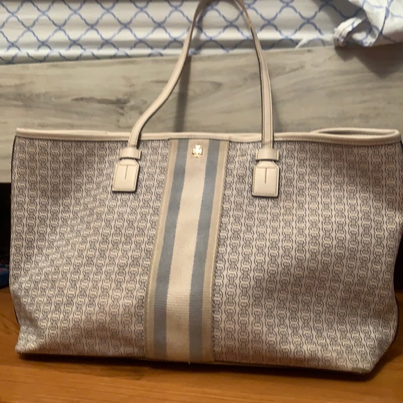 Tory Burch Handbags - Tory Burch Gemini Link tote bag